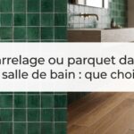 Image de couverture stylisée avec titre pour l’article Carrelage ou parquet dans une salle de bain : que choisir ?